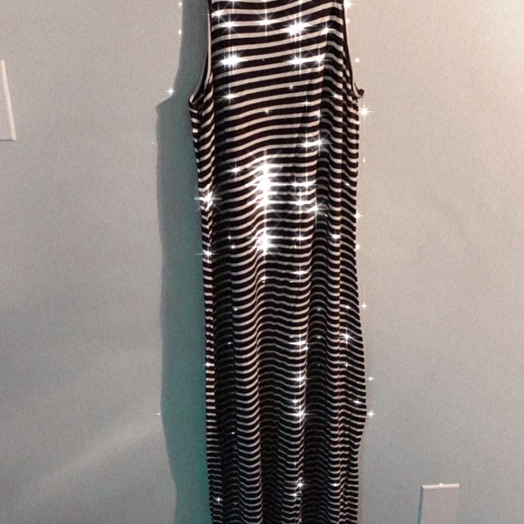 Dresses - Picture 12 of 16